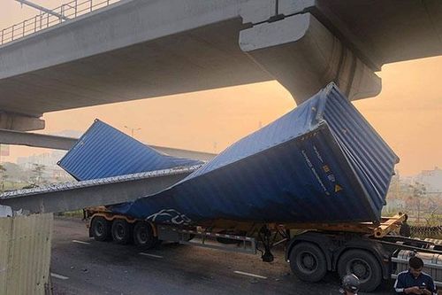 Xe container va sập dầm cầu vượt