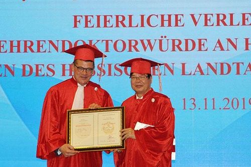 Trao bằng Tiến sĩ danh dự cho Chủ tịch Quốc hội Bang Hessen, CHLB Đức