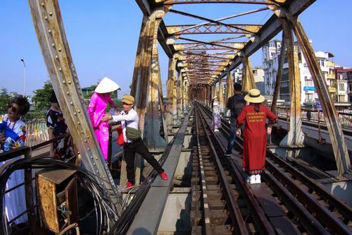 Hà Nội: Rào chắn cầu Long Biên ngăn khách du lịch chui vào đường tàu