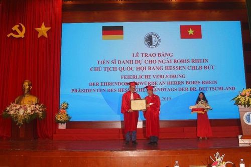 Trao tặng bằng Tiến sĩ danh dự cho Chủ tịch Quốc hội Bang Hessen, CHLB Đức