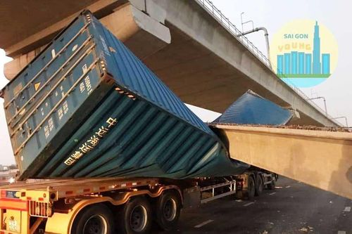 Xe container kéo sập dầm cầu bộ hành đang xây ở cửa ngõ Sài Gòn