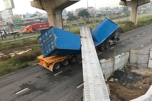 Dầm cầu bộ hành rơi đè trúng xe container
