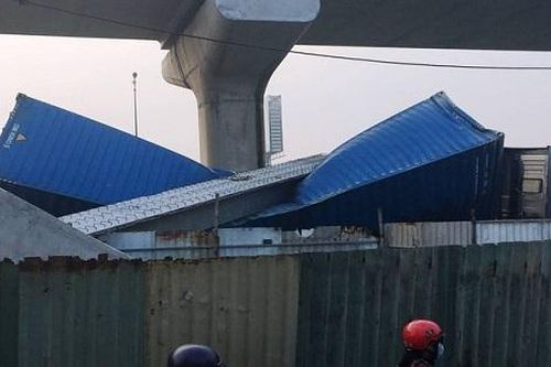 Xe container kéo sập dầm bê tông công trình cầu bộ hành