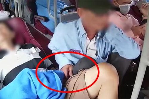 Clip: Lợi dụng hành khách ngủ say, 'đạo chích' trộm tiền trên xe khách