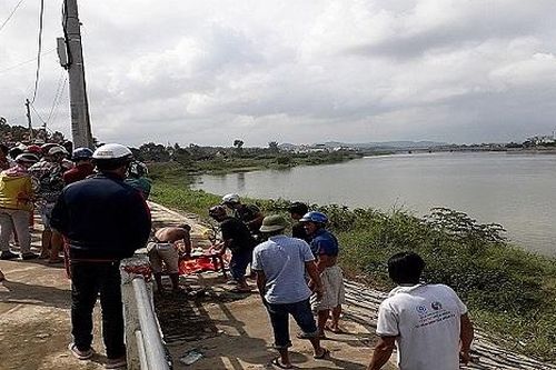 Nam sinh lớp 10 nghi nhảy sông tự tử vì áp lực học hành