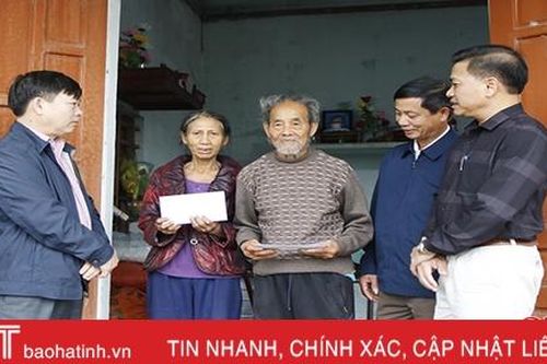 Ban ATGT Hà Tĩnh động viên gia đình nạn nhân TNGT ở Cẩm Xuyên, TX Kỳ Anh