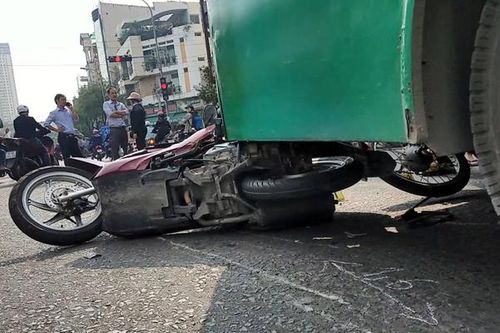 Xe buýt đâm hơn 10 xe máy dừng đèn đỏ, nhiều người bị thương