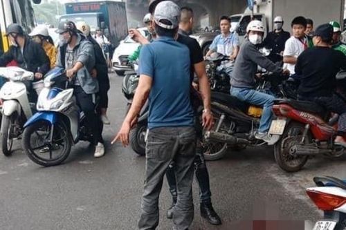 Hé lộ nguyên nhân vụ người đàn ông chém 2 cô gái ở cầu Dậu