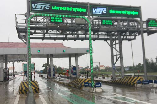 Phạt 1,2 triệu đồng với xe không dán thẻ đi vào làn thu phí tự động không dừng