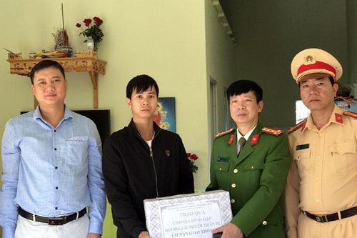 Thăm, tặng quà gia đình nạn nhân bị tai nạn giao thông