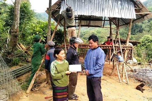 Hướng Hóa: Trao tiền hỗ trợ cho gia đình bị cháy nhà