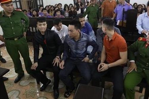 Khá Bảnh ra tòa, hàng trăm người tới xem xét xử