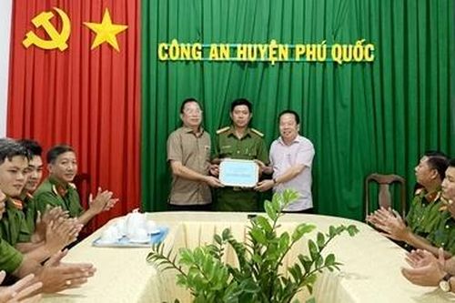 Khen thưởng Công an Phú Quốc phá nhanh vụ án hiếp dâm