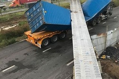 Xe container kéo sập cầu bộ hành