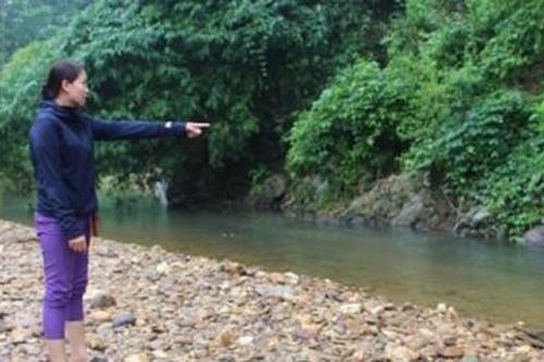 Chạy theo nhặt bóng rơi xuống suối, bé 3 tuổi bị đuối nước