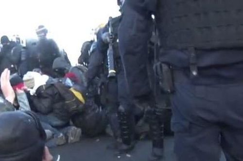 Cảnh sát Pháp giải tán người Tây Ban Nha biểu tình phong tỏa cao tốc bằng hơi cay