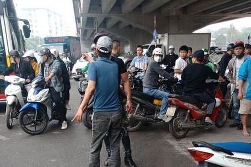 Người phụ nữ đang đi đường, bị chồng chém gục dưới gầm cầu