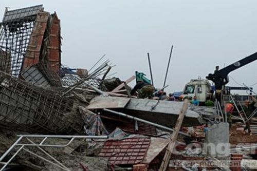 Gãy giàn giáo, 1 công nhân bị khối bê tông đè tử vong