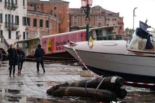 Venice ngập nặng kỷ lục 50 năm, tàu thuyền 'leo lên' vỉa hè