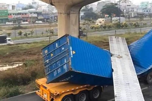 Xe container kéo sập dầm bê tông của công trình hầm chui