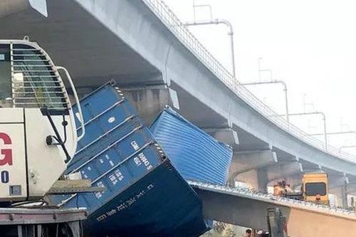 Xe container kéo sập cầu bộ hành trước cổng Suối Tiên