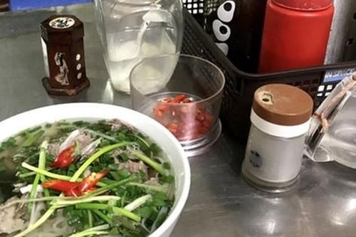 Tranh cãi phở bò ăn với chanh hay giấm