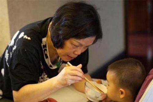 Bà mớm thức ăn khiến cháu 6 tuổi loét toàn bộ dạ dày