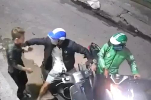 Kẻ cướp dí dao vào cổ nạn nhân lấy Vespa