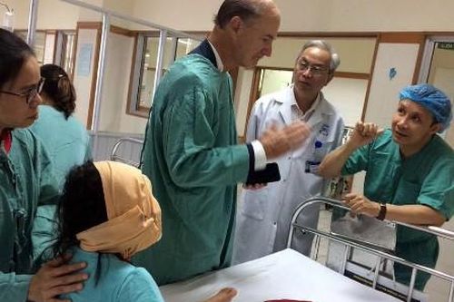 Giáo sư Mỹ phẫu thuật khối u vùng mặt cho bệnh nhi 4 tuổi