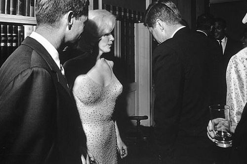 Tiết lộ về bộ váy đính 4.000 viên kim cương giả Marilyn Monroe mặc trong tiệc sinh nhật Tổng thống Kennedy