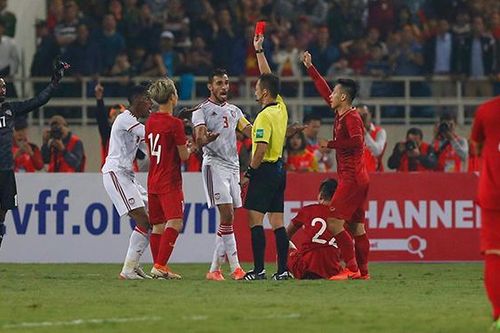 HLV Bert van Marwijk: 'Trọng tài rút thẻ đỏ với tốc độ chóng mặt'