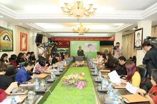 Trung tướng, nhà văn Hữu Ước dành nhiều hoạt động từ thiện trong đêm thơ, nhạc, họa