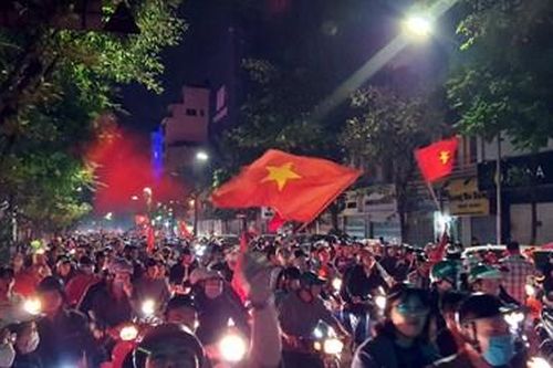 Người dân Thủ đô mừng chiến thắng của đội tuyển quốc gia trước UAE