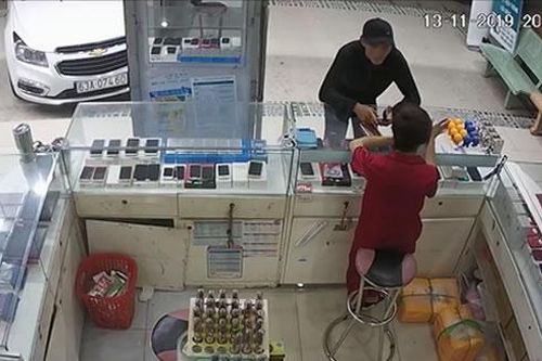 Chàng trai lịch sự đi xe hơi mua điện thoại rồi cướp 3 iPhone 7 plus