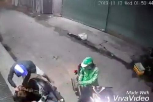 Hai thanh niên dùng dao, bình xịt hơi cay tấn công người dân để cướp tài sản táo tợn