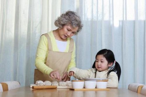 Bà mớm thức ăn khiến cháu loét dạ dày, những kiểu yêu thương 'chết người' cần tránh