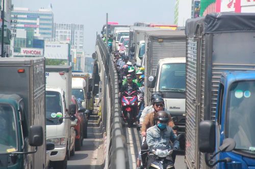 Cửa ngõ sân bay Tân Sơn Nhất kẹt xe nghiêm trọng giữa trưa