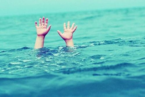 Bé 4 tuổi tử vong dưới cống thoát nước