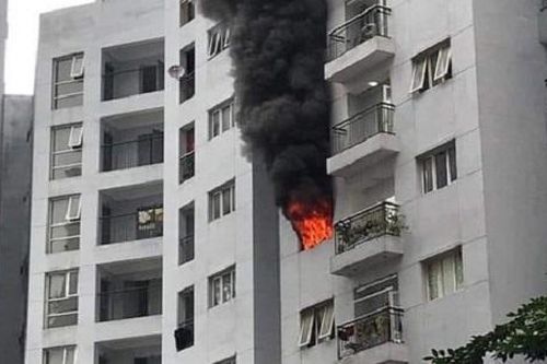 Căn hộ chung cư cháy ngùn ngụt trong lúc chủ nhà đi vắng