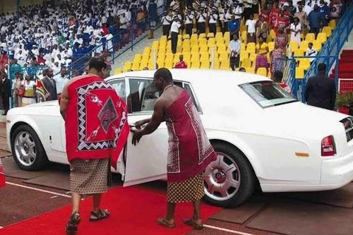 Nhà vua sắm 19 siêu xe Rolls Royce tặng cho các bà vợ
