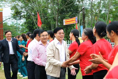 Phó Bí thư Tỉnh ủy Nguyễn Văn Thông chung vui ngày hội Đại đoàn kết tại Đô Lương