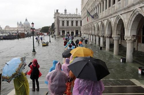 Thành phố Venice ngập lụt khiến du khách tháo chạy