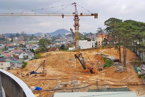Xử phạt hành chính, tháo dỡ phần khách sạn xây sai phép ở Đà Lạt