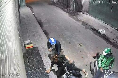 TPHCM: Dùng dao và bình xịt hơi cay uy hiếp để cướp tài sản