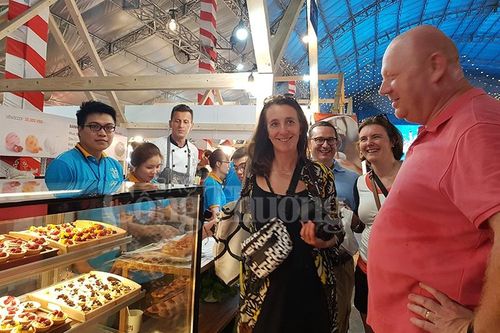 Liên hoan Ẩm thực Món ngon các nước thu hút du khách quốc tế trong ngày khai mạc