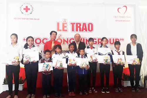 Tập đoàn Vingroup trao học bổng cho học sinh, sinh viên