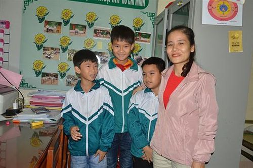 Ba học sinh nhặt được ví tiền, trả lại cho người đánh rơi