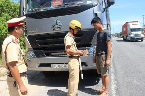 Chính trị - Xã hội Pháp luật - Cuộc sống Xử lý xe chở vật liệu xây dựng và chở keo tràm vi phạm