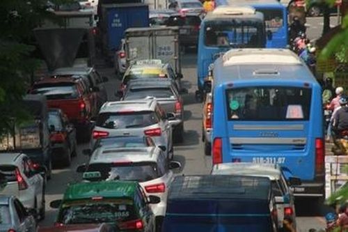 Kẹt xe, nhiều người cuốc bộ vào sân bay vì sợ trễ chuyến