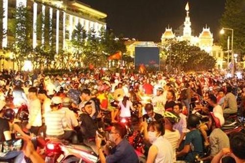5 màn hình lớn phục vụ dân xem trận Việt Nam gặp UAE